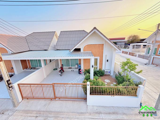 ขายบ้านแฝดมินิมอล สไตล์บ้านเดี่ยว โครงการ กุลธนทำเล อมตะนคร-มาบโป่ง หลังคาสูงโปร่งตัวบ้านกว้าง 9.1 เมตร ฟังก์ชันบ้านเดี่ยวพื้นที่ 106 ตารางเมตร