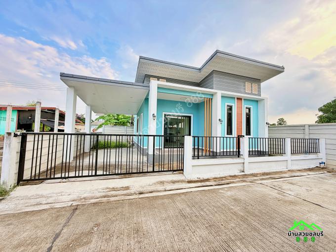 ขายบ้านเดี่ยวพนัสนิคมสไตล์โมเดิร์น ทำเลหลังวัดหน้าพระธาตุ ใกล้นิคมอมตะนคร เริ่มต้นเพียง 1.xx ล้านบาท