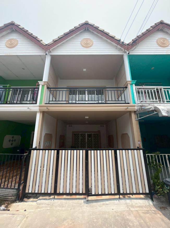 ขายทาวน์เฮ้าส์ 2 ชั้นรีโนเวทพร้อมอยู่ หมู่บ้านอีสแลนด์ ทำเล ดอนหัวฬ่อ