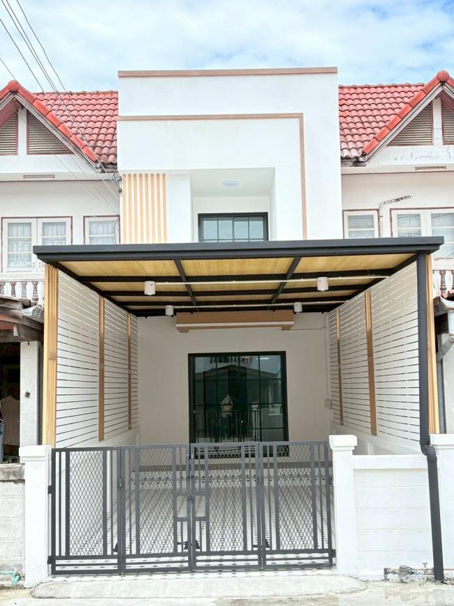 หมู่บ้านพงษ์เจริญ ทาวน์เฮาส์สองชั้น รีโนเวทใหม่เกือบทั้งหลัง  ทำเล ถนนพระยาสัจจา ชลบุรี 